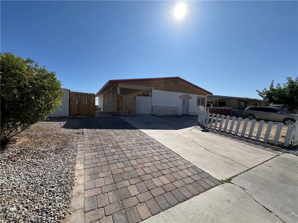 1128 Greenway Dr in Las Vegas, NV - Foto de edificio