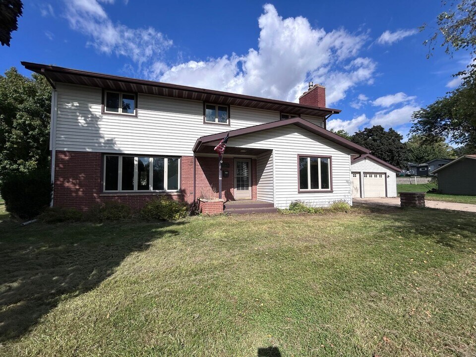 669 E 14th St in St. Charles, MN - Building Photo