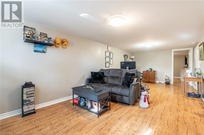 17 Parklands Dr in Hamilton, ON - Building Photo - Building Photo