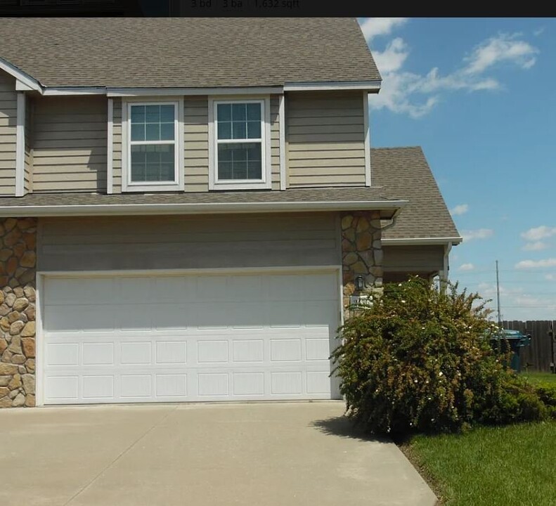 2436 Surrey Dr in Lawrence, KS - Foto de edificio