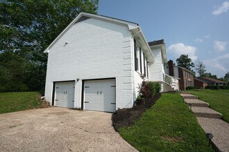 411 Bromwell Dr in Louisville, KY - Building Photo - Building Photo