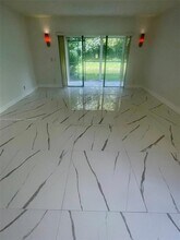 403 Lakeview Dr in Weston, FL - Building Photo - Building Photo