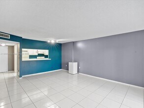 4172 Inverrary Dr in Lauderhill, FL - Building Photo - Building Photo