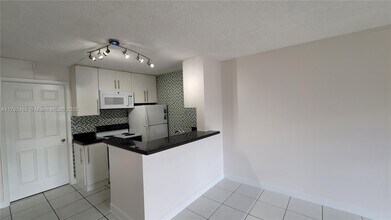 7155 Miami Lakes Dr in Miami Lakes, FL - Building Photo - Building Photo