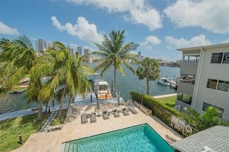 468 Golden Isles Dr in Hallandale Beach, FL - Building Photo - Building Photo