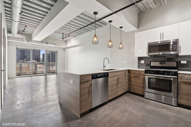 1255 N Milwaukee Ave, Unit 508 in Chicago, IL - Building Photo - Building Photo