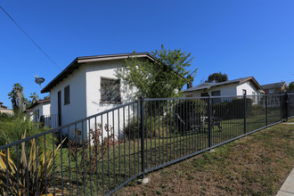 202-214 Washington St in Vista, CA - Foto de edificio - Building Photo