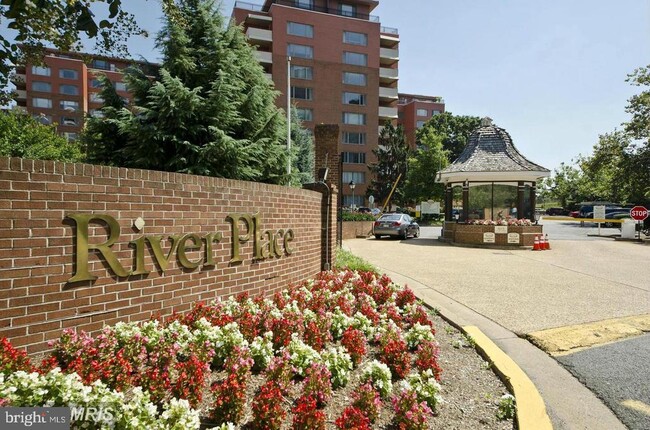 property at 1121 Arlington Blvd