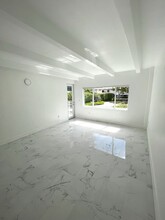 325 Ocean Dr in Miami Beach, FL - Building Photo - Building Photo