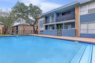 Oak Creek in San Antonio, TX - Foto de edificio - Building Photo