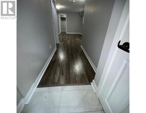 32 Golden Springs Dr in Brampton, ON - Building Photo - Building Photo