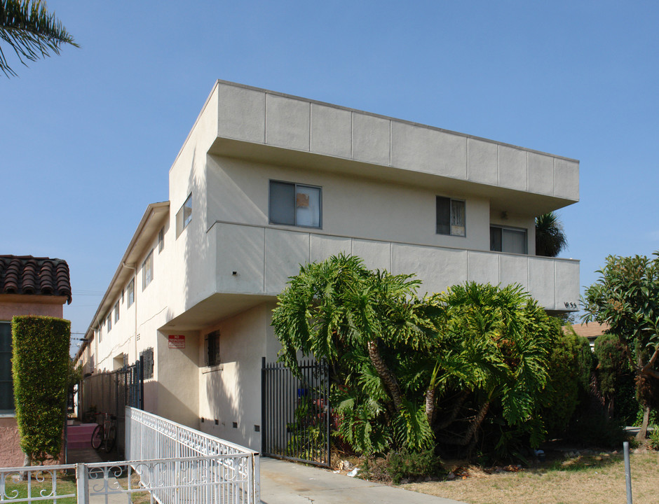 1935 S Holt Ave in Los Angeles, CA - Building Photo