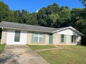 1207 Sunshine Dr in Crestview, FL - Building Photo