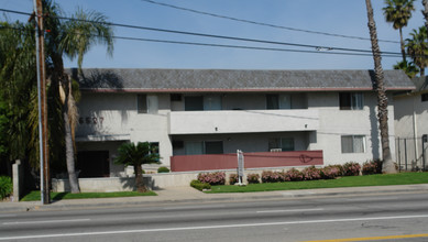 6527 De Soto Ave in Canoga Park, CA - Foto de edificio - Building Photo