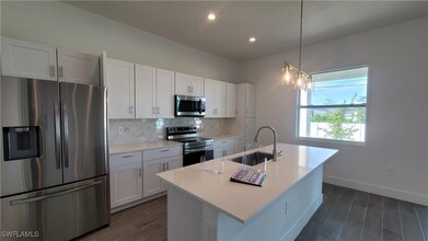 412 SW 28th Ave in Cape Coral, FL - Foto de edificio - Building Photo