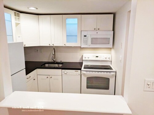 30 Peterborough St-Unit -GM in Boston, MA - Building Photo