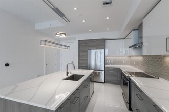 111 S Pineapple Ave in Sarasota, FL - Building Photo - Building Photo