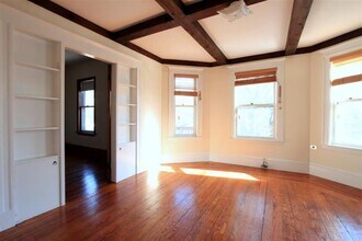 92 Rogers Ave, Unit 2 in Somerville, MA - Foto de edificio - Building Photo