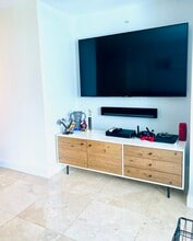 1800 N Bayshore Dr, Unit 1502 in Miami, FL - Foto de edificio - Building Photo