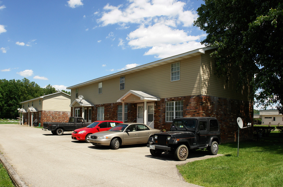 952 Roosevelt Blvd in Red House, WV - Building Photo