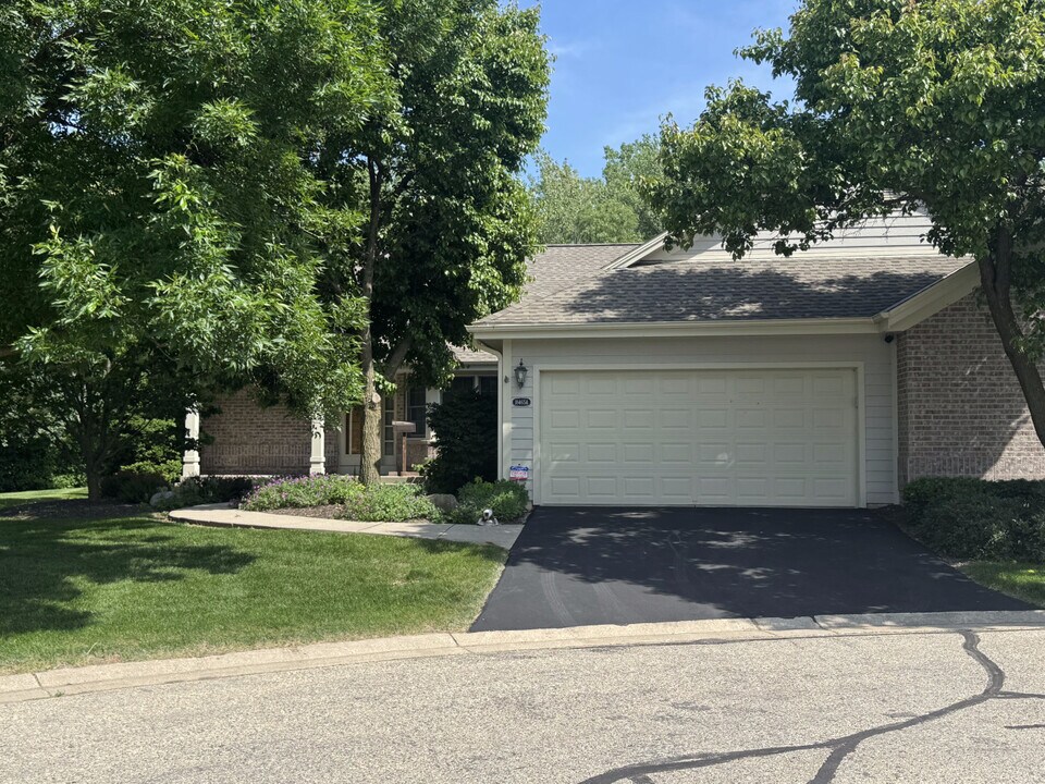 18465 Stonehedge Dr in Brookfield, WI - Building Photo