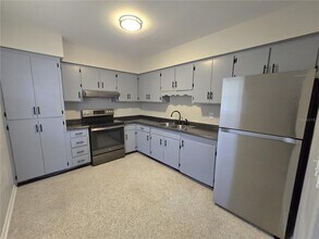 215 Clemons Rd in Brandon, FL - Foto de edificio - Building Photo