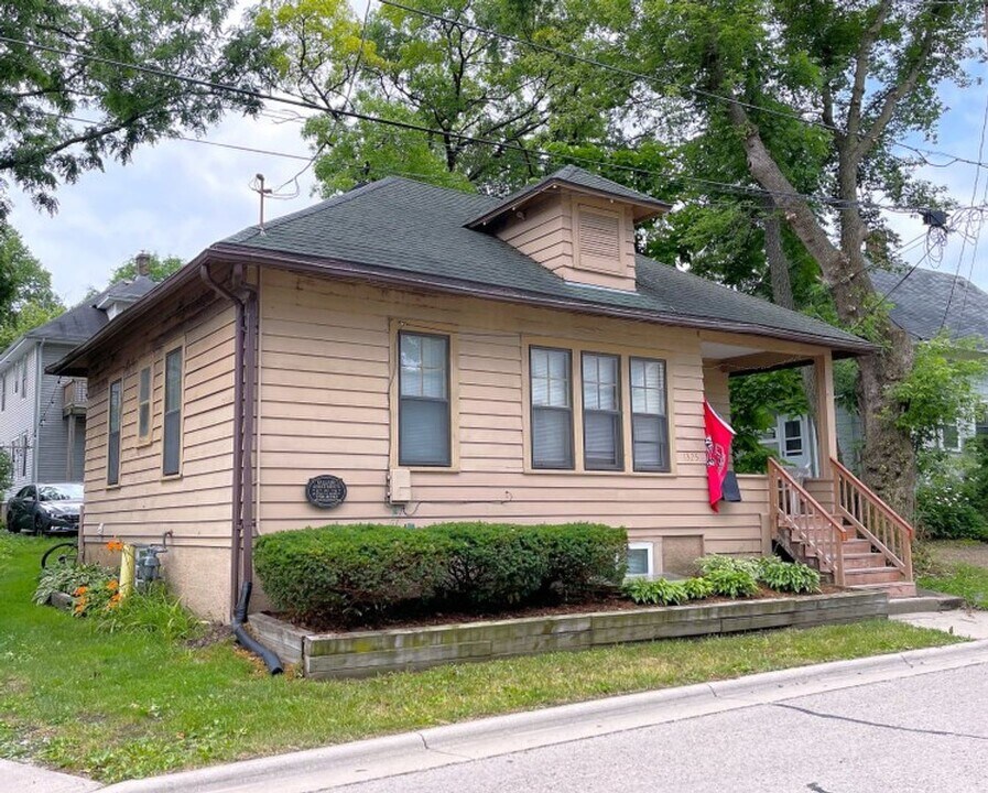 1325 St James Ct in Madison, WI - Building Photo