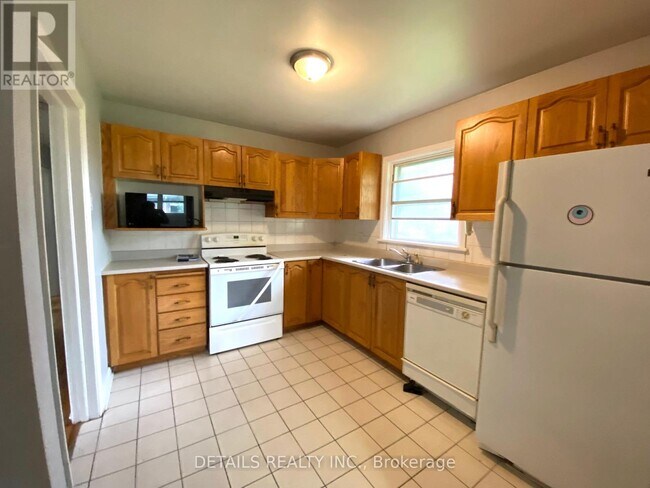 18 Oakwood Ave in Ottawa, ON - Building Photo - Building Photo