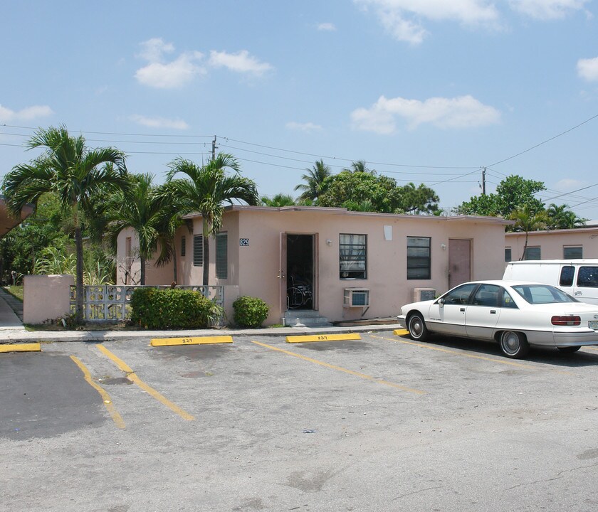 827-835 NW 10th Ter in Fort Lauderdale, FL - Building Photo