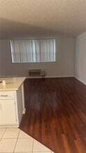 2401 Riverside Dr in Coral Springs, FL - Building Photo - Building Photo