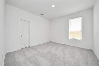 13407 Harbor Pt Dr in Santa Fe, TX - Foto de edificio - Building Photo