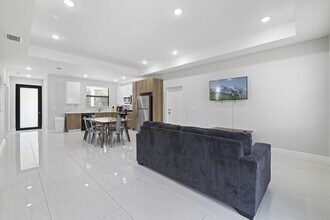 2011 Olsen Ln in Lehigh Acres, FL - Building Photo - Building Photo