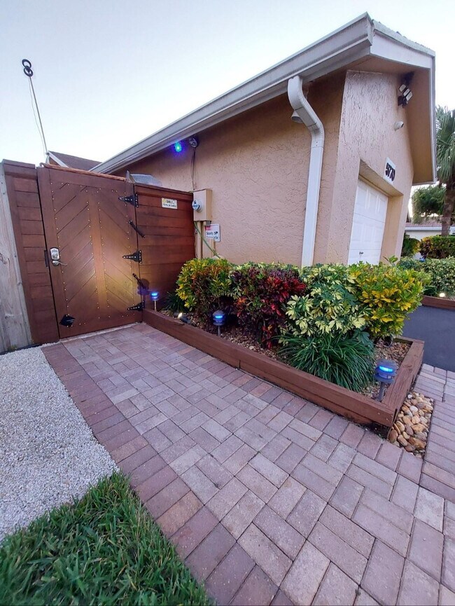 5770 NW 191st Terrace in Hialeah, FL - Building Photo - Building Photo