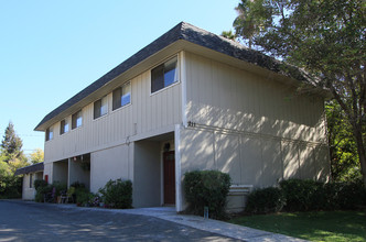 207 Sharon Way in Roseville, CA - Building Photo - Building Photo