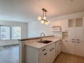 2440 Western Ave in Seattle, WA - Building Photo - Building Photo