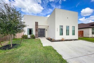 5407 Capilla St in Laredo, TX - Building Photo - Building Photo