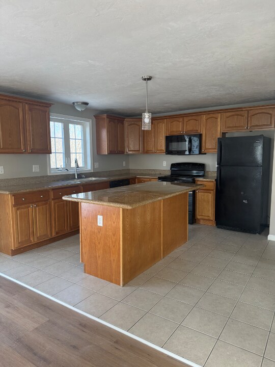 15 Honeysuckle Rd in Worcester, MA - Building Photo