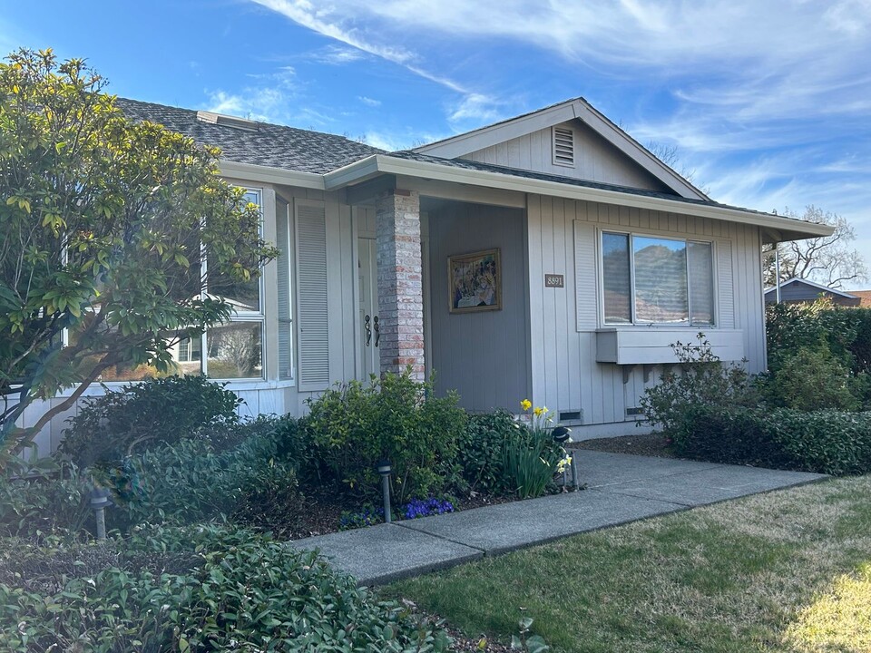 8891 Oakmont Dr in Santa Rosa, CA - Building Photo