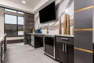 Residences at the Grove in Dallas, TX - Foto de edificio - Building Photo