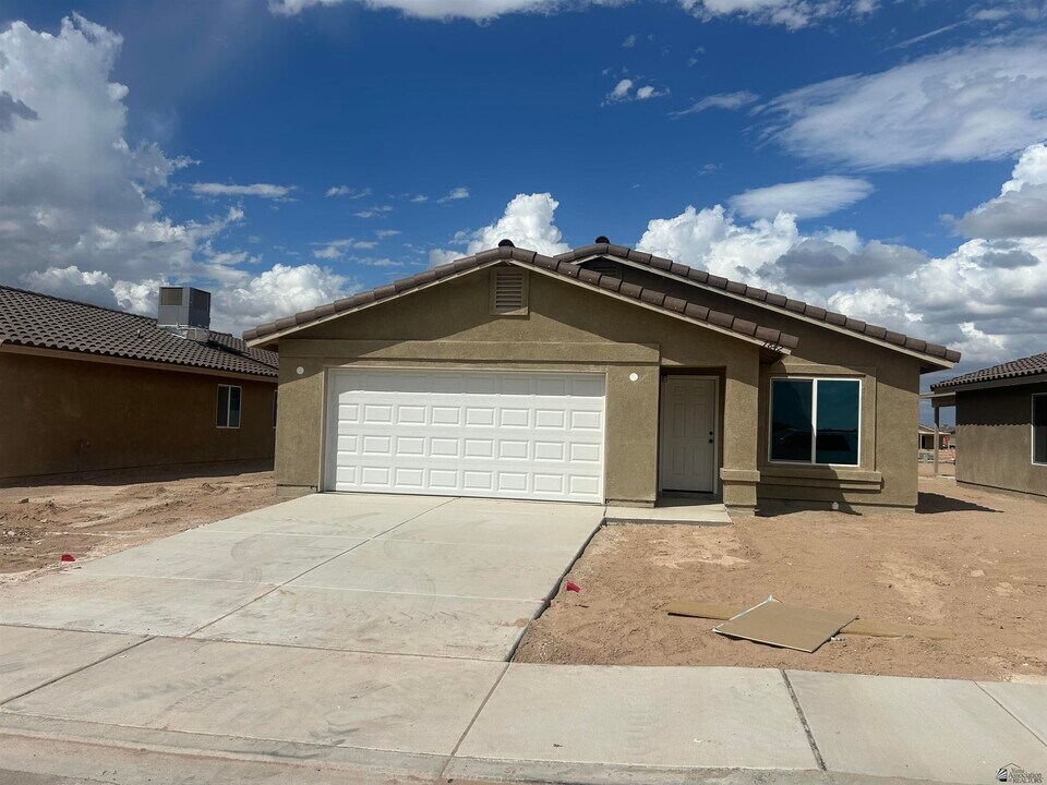 7842 E 47th St in Yuma, AZ - Building Photo
