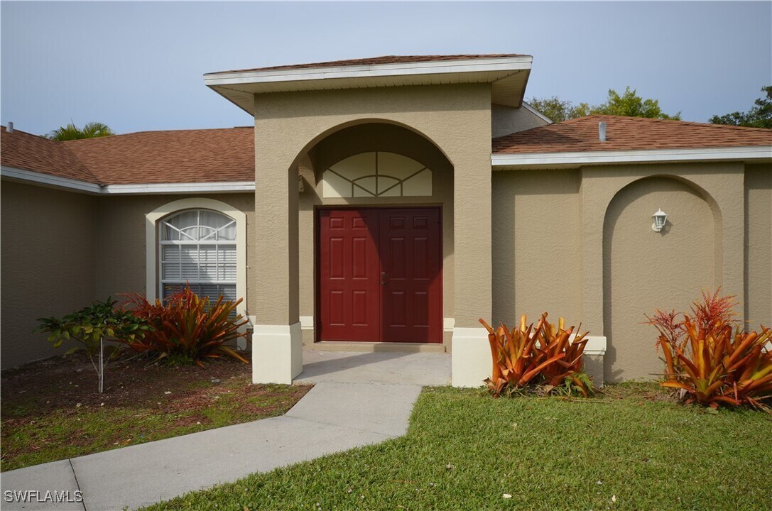 327 SE 31st Terrace in Cape Coral, FL - Foto de edificio