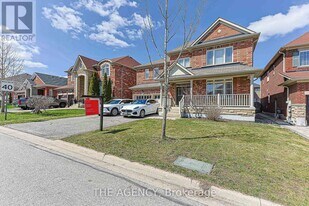 48 Tonner Crescent in Aurora, ON - Building Photo