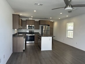 1601 S Sandhill Rd in Las Vegas, NV - Building Photo - Building Photo