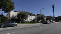 5900 Reseda Blvd in Tarzana, CA - Foto de edificio - Building Photo