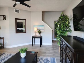 18120 Paradise Point Dr in Tampa, FL - Building Photo - Building Photo