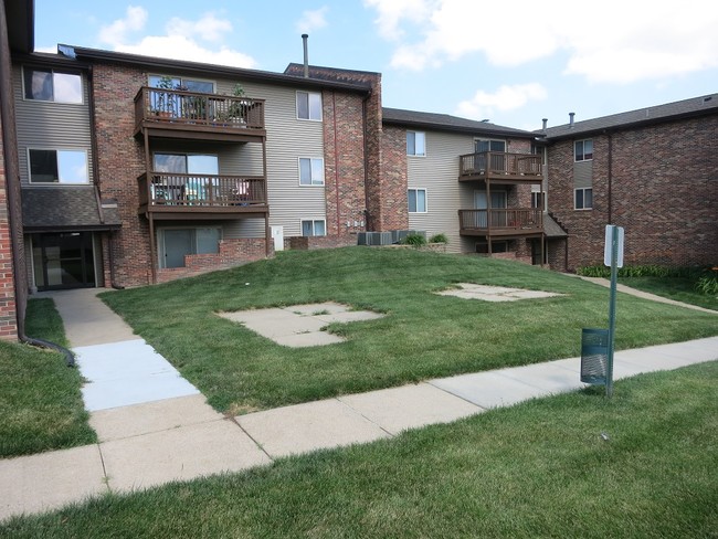 Lake Forest North Apartments in Omaha, NE - Building Photo - Building Photo