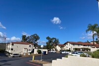 Sunset Meadows in Fallbrook, CA - Foto de edificio - Building Photo