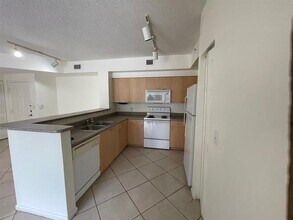 8010 N Nob Hill Rd in Tamarac, FL - Building Photo - Building Photo