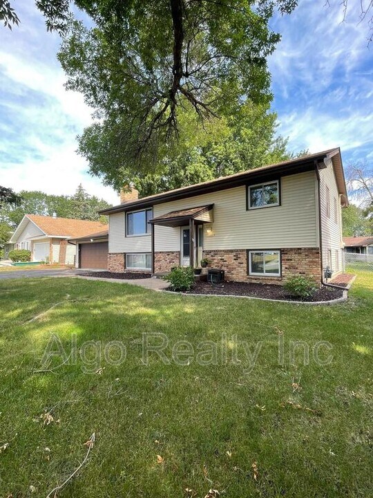 9300 30th Ave N in Minneapolis, MN - Building Photo