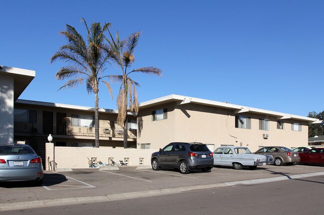 1304 Roxanne Dr in El Cajon, CA - Foto de edificio - Building Photo